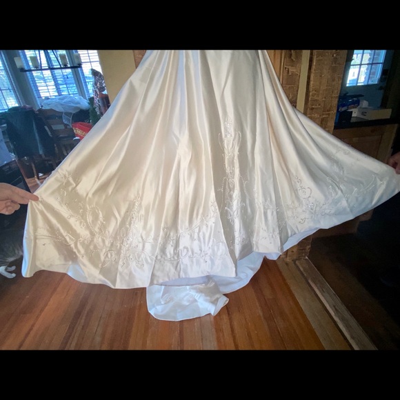 Wedding dress never worn with tags 12 - Picture 4 of 8